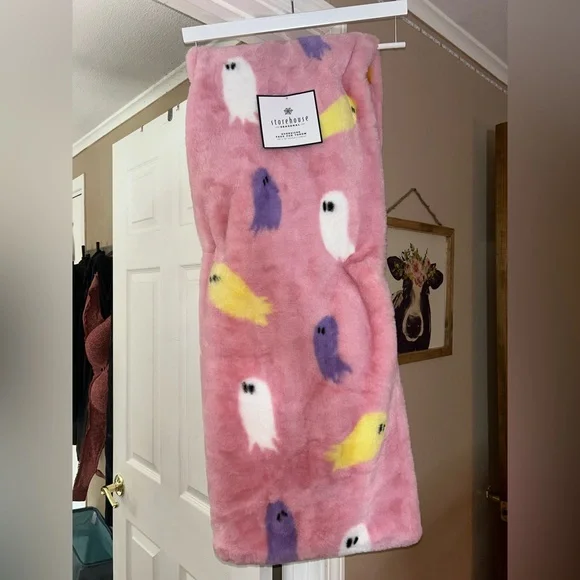 Storehouse -seasonal- Pink Ghost Faux Fur Throw NWT - Picture 4 of 4